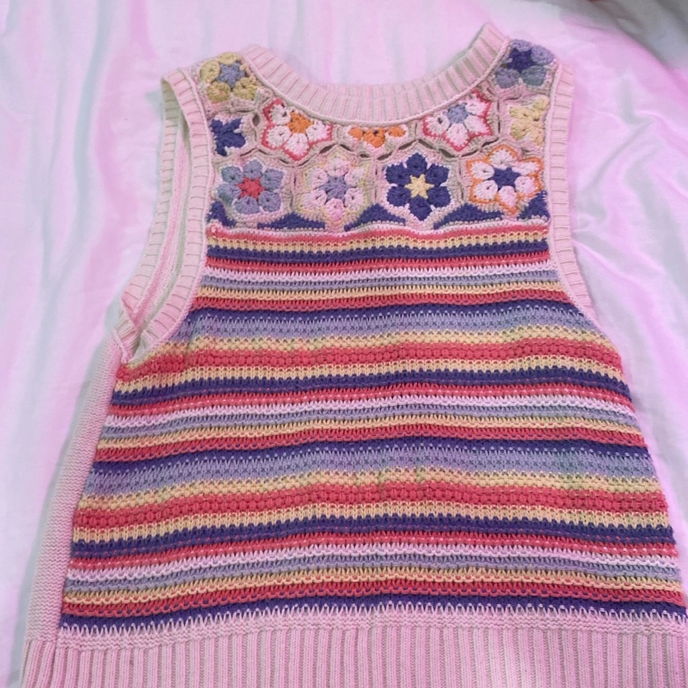 Sweater vest from American eagle that’s very stylish. Size small.